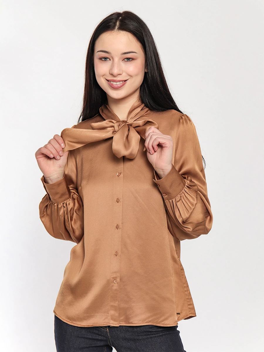 Атласная блуза с бантом